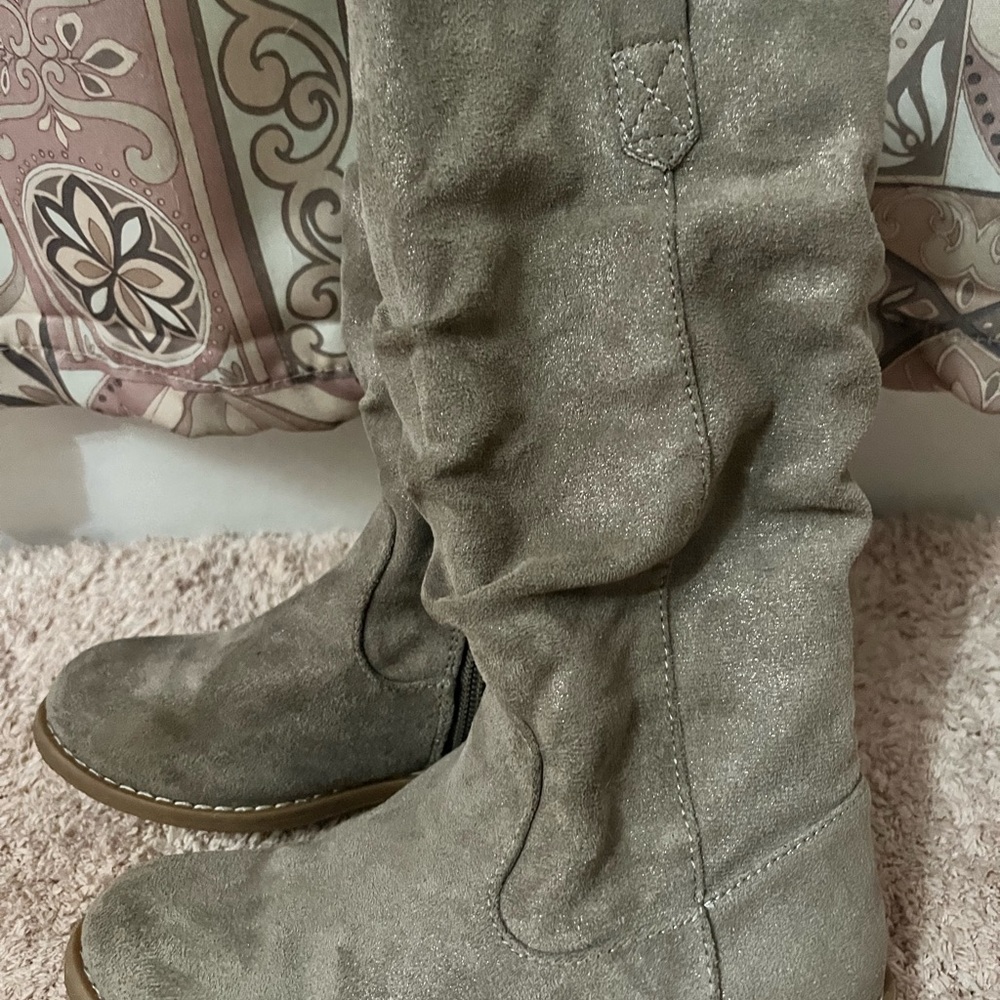LIKE NEW perfect condition girls boots!! Suede material and fur lined.